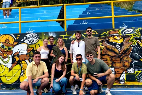 Medellín: Tour gastronómico pela Comuna 13 com pintura a spray e comida de rua
