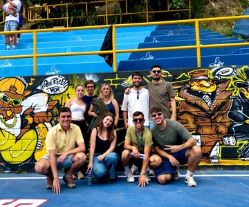Medellín: Comuna 13 Tour with Spray Painting and Street Food