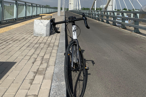 Riverside in bicicletta con un nativo