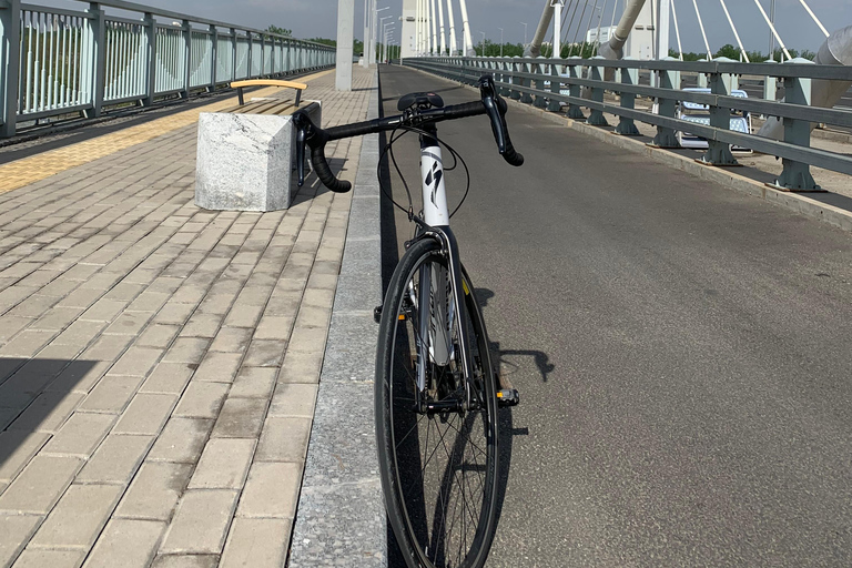 Riverside in bicicletta con un nativo