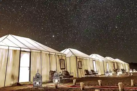 Marraquexe: Excursão noturna ao deserto de Agafay com tenda e jantar