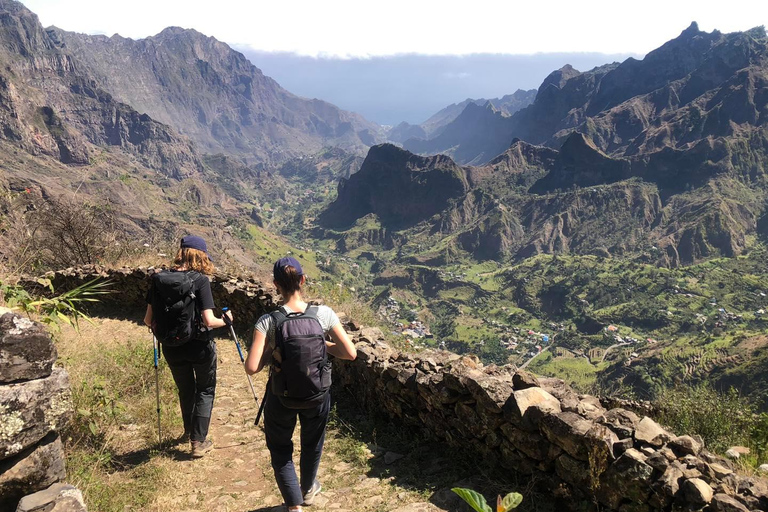 Wędrówka z krateru wulkanu Cova do Ribeira Paúl