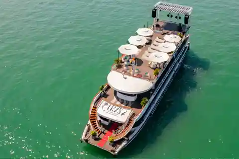 Halong baai dagtour: Bestseller IRIS CRUISE met live band