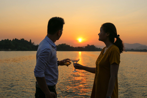 Hue: Romantische Kreuzfahrt bei Sonnenuntergang auf dem Parfümfluss mit Tee-Pause