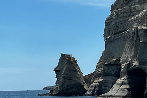 Lo mejor de Milos en velero: Kleftiko, playas y almuerzo griego