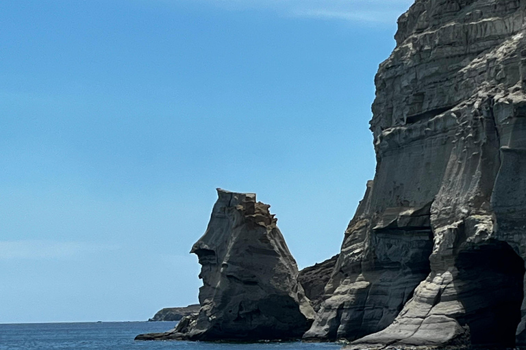 Lo mejor de Milos en velero: Kleftiko, playas y almuerzo griego