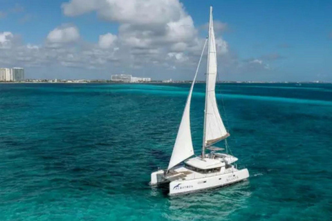 Cancun: Sunsations Catamaran Adults-Only Isla Mujeres
