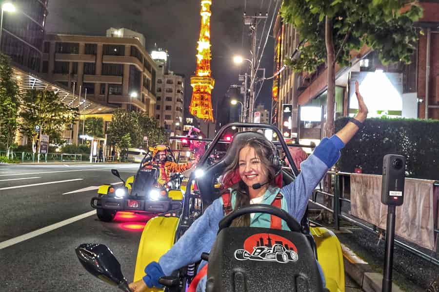 Shibuya-Kreuzung x Tokyo Tower: Go-Kart-Fahrt (Führerschein und Reisepass erforderlich). Foto: GetYourGuide Shibuya-Kreuzung x Tokyo Tower: Go-Kart-Fahrt (Führerschein und Reisepass erforderlich). Foto: GetYourGuide