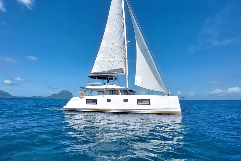 Luxury Private Catamaran to Île aux Benitiers