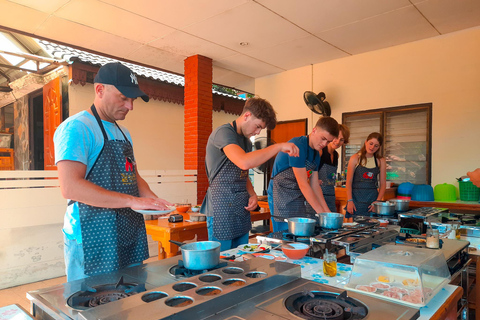 Chiang Mai: Tradition Thai Cooking Class with Market Tour