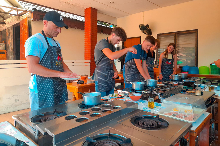 Chiang Mai: Corso di cucina tradizionale tailandese con tour del mercato