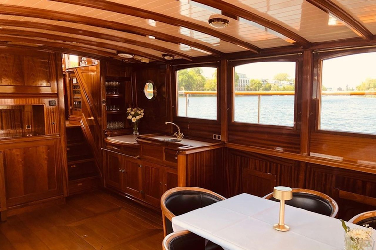 Berlin : Croisière en yacht électrique avec dîner à 4 platsCroisière à bord du Fitzgerald avec dîner à 4 plats