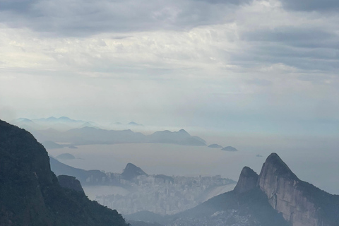 Dois irmãos sunrise hike & drone video