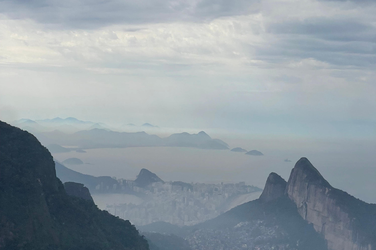 Dois irmãos sunrise hike & drone video