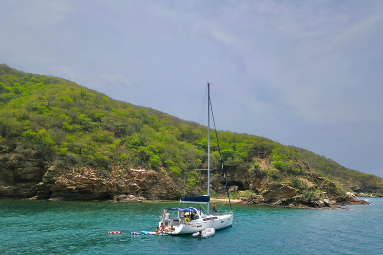 Parc Tayrona et les Caraïbes en voilier privé depuis Santa Marta, toute la journéeParc Tayrona et les Caraïbes en voilier privé au départ de Santa Marta, journée complète
