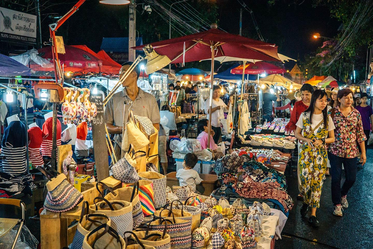 Chiang Mai : Visite nocturne des temples et de la cuisine de rue en tuk tuk