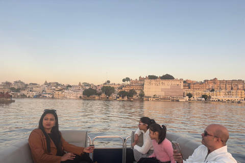 أودايبور: ركوب قارب خاص ومتميز في بحيرة بيشولاأودايبور: ركوب قارب خاص ومميز في بحيرة بيشولا