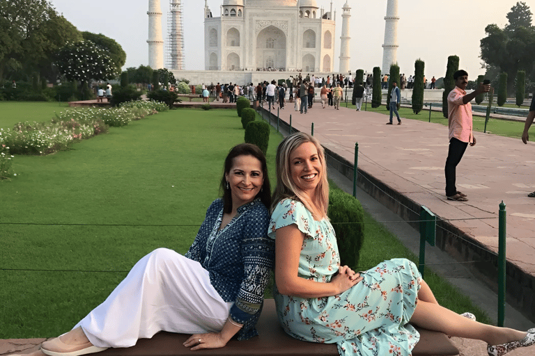 Ab Delhi: Tagestour nach Agra mit Zugtickets und MittagessenZugfahrt in der Economy Class mit Tickets und Mittagessen