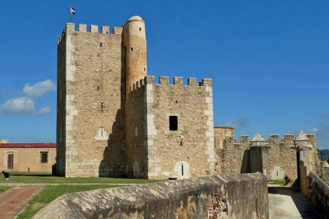 Private Colonial Zone Heritage Walk Guided by a Local Artist