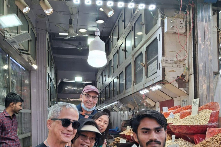 Wedding Wear & Bollywood Glam Shopping Tour (Women-Led Tour) Wedding Wear & Bollywood Glam Shopping Tour (Half-Day Tour)