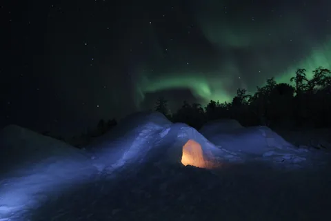 Kiruna: Build your own igloo overnight Tour