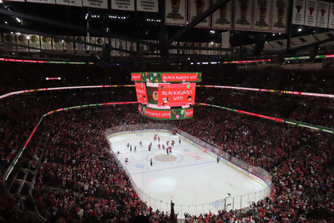 Chicago: Chicago Blackhawks NHL Game Ticket at United Center Lower Sideline