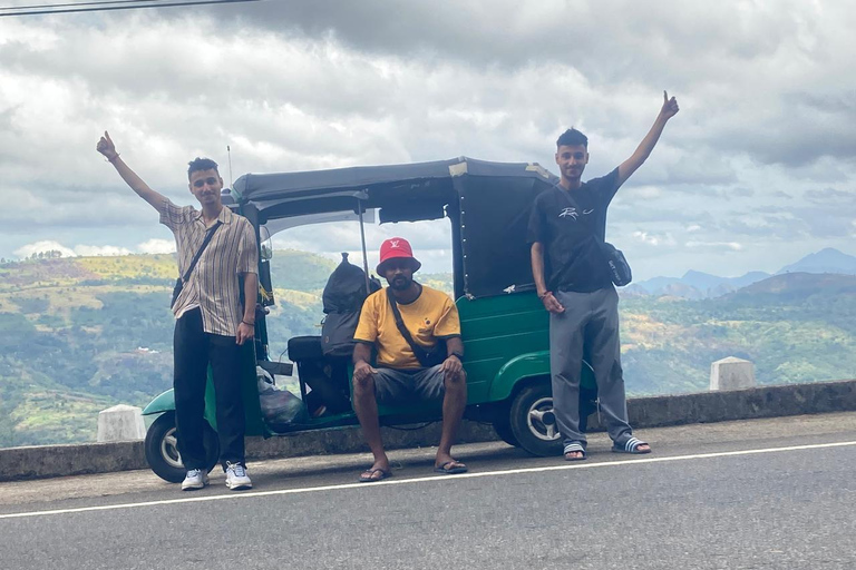 Giro in tuk tuk da Kandy ad AmbuluwawaTorre di Ambuluwawa con tour della città di Kandy