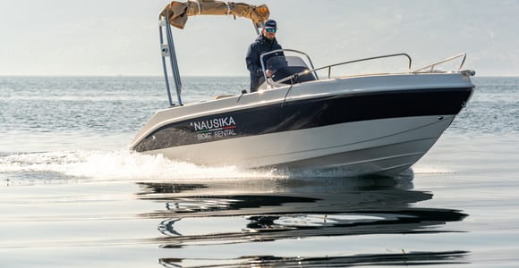 Lake Como: 4-Hour Motorboat Rental without a Boating License