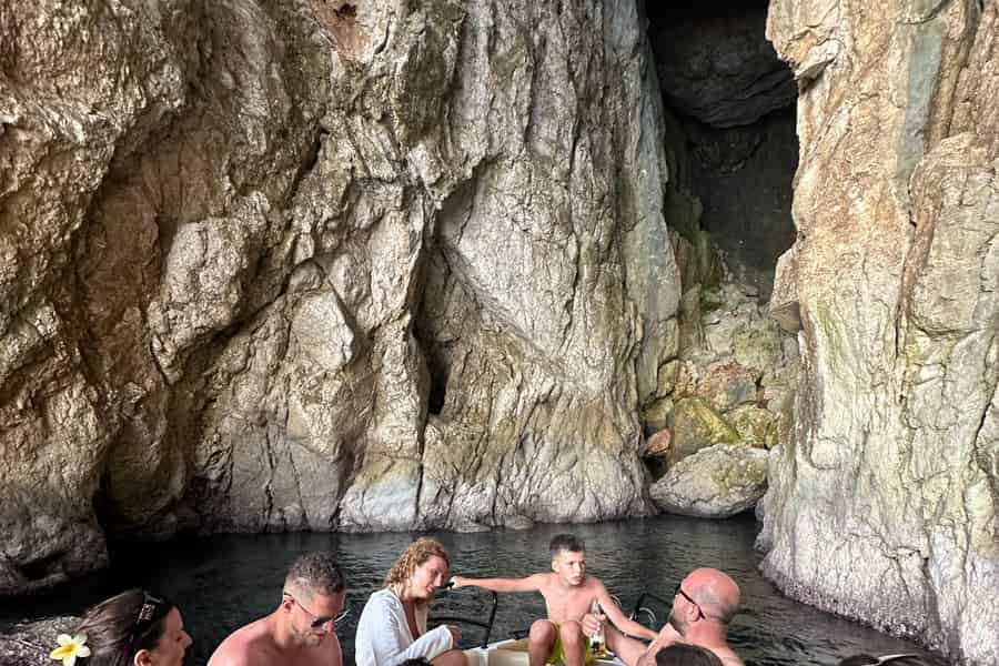 Himara: Bootstour zur Piratenhöhle, geheime Strände und Schnorcheln. Foto: GetYourGuide Himara: Bootstour zur Piratenhöhle, geheime Strände und Schnorcheln. Foto: GetYourGuide