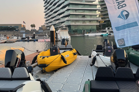Tour de áudio pela Ilha Yas, condução própria guiada em grupo, fácil e divertidoSeaRay 25 FT • Com o capitão Bayside • Perfeito para até 6 pessoas