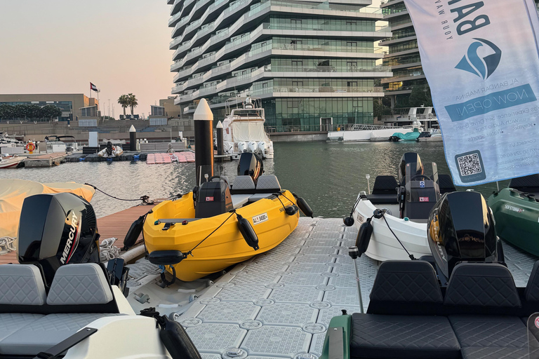 Tour de áudio pela Ilha Yas, condução própria guiada em grupo, fácil e divertidoSeaRay 25 FT • Com o capitão Bayside • Perfeito para até 6 pessoas