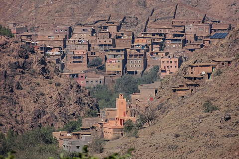 Tyrolienne dans les montagnes de l&#039;Atlas et les villages berbères