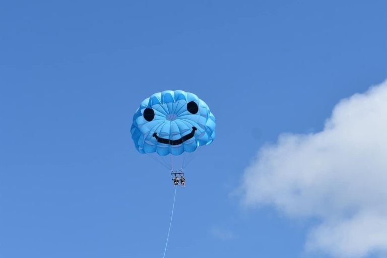 Oahu: Waikiki ParasailingDoświadczenie w parasailingu na dystansie 1000 stóp Waikiki