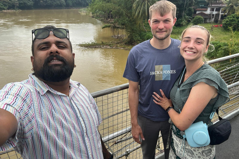 Kandy: Guided City Tour/Temple of the Tooth & Tea Factory