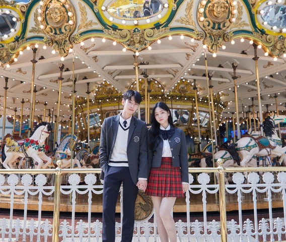 Seoul: Lotte World 1 Day Pass & Korean School Uniform Rental