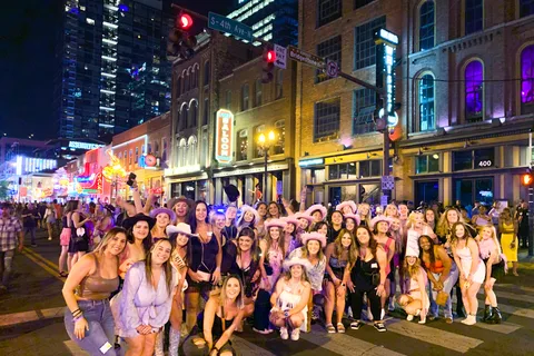 Nashville: Exclusive Entry and Special Offers VIP Bar Crawl