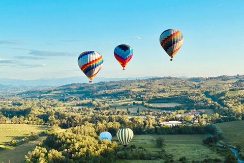 رحلة منطاد الهواء الساخن في توسكانا من منطقة شيانتيرحلة منطاد الهواء الساخن في توسكانا من شيانتي + 