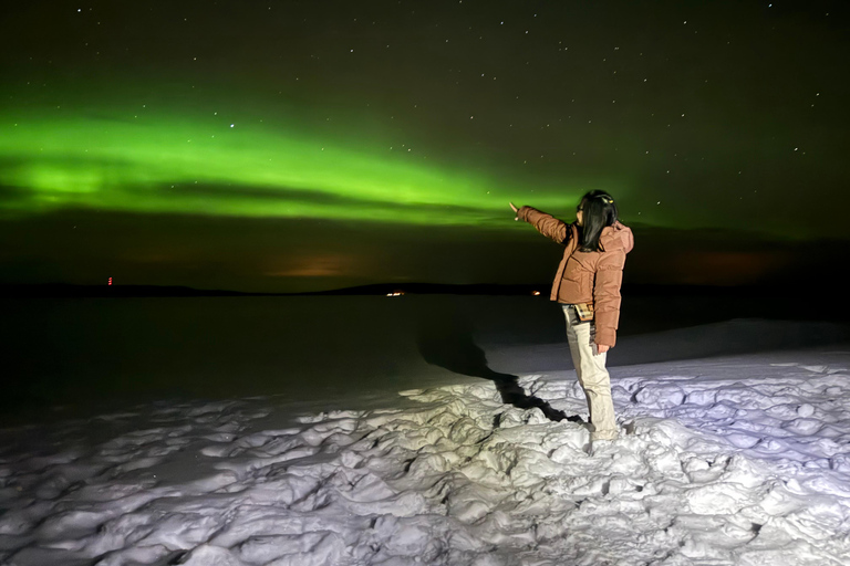 Rovaniemi: Caza de auroras y barbacoa junto al fuego