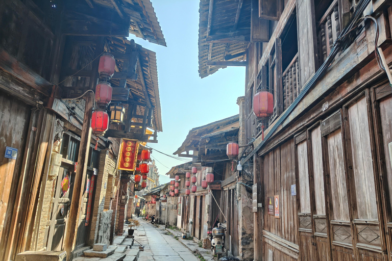 Guilin: Elephant Trunk Hill, Sun Moon Towers & Cave Tour