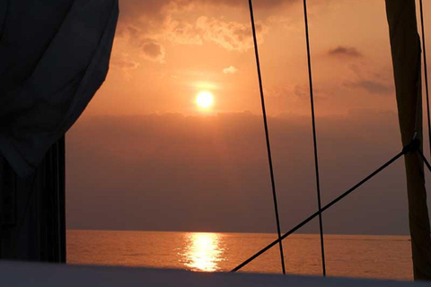 Phuket : Plongée en apnée sur l&#039;île de Corail et croisière en catamaran au coucher du soleil