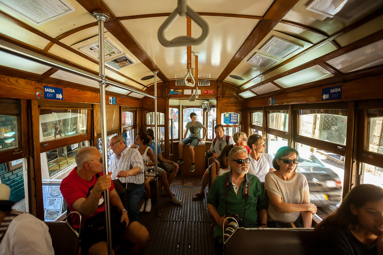 Lisboa: viaje en el tranvía 28 y tour a pieOpción estándar