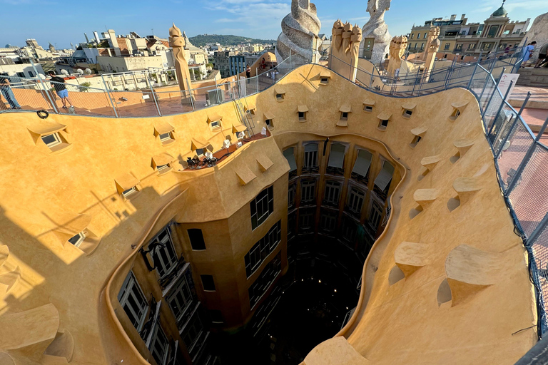 Barcelona: Sagrada Familia, La Pedrera &amp; Cava ProeverijPrivétour Sagrada Familia en Casa Milà met Cava