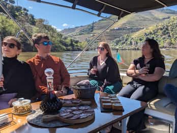 Desde Oporto: catas en 2 bodegas, almuerzo del chef y paseo en barco.