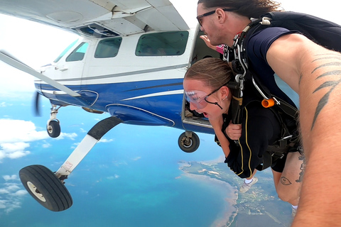 Airlie Beach: Tandem parachutespringen met landing op het strand