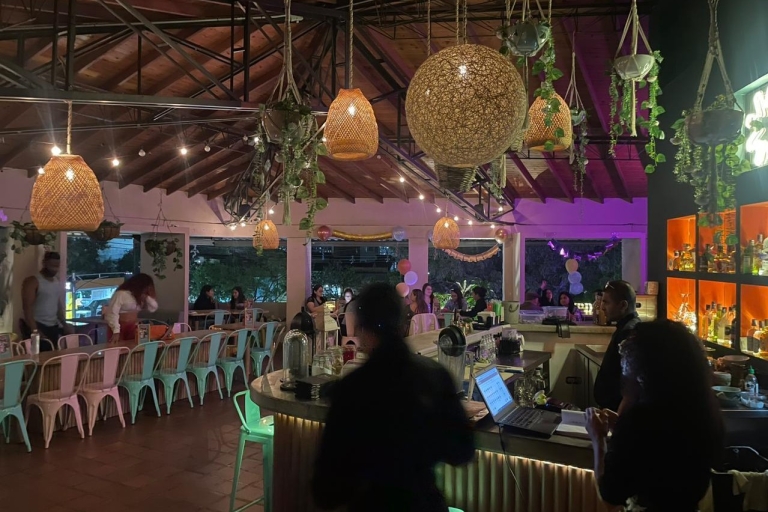 El Poblado: Rooftops, lokale Bars und Clubs in MedellínEl Poblado Nachtleben Tour: Rooftops und lokale Clubs