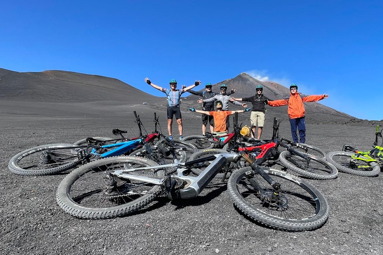 Cima dell'Etna in e-bikeE-bike sulla cima dell'Etna