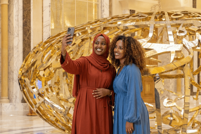 Abu Dhabi Elite Day-trip: Sheikh Zayed Mosque & Royal Palace Small Group Mercedes Sprinter in German