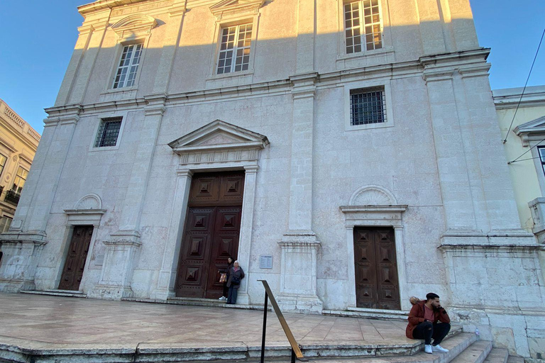 Lisbon: Private full Day Sightseeing tour by tuk-tuk.