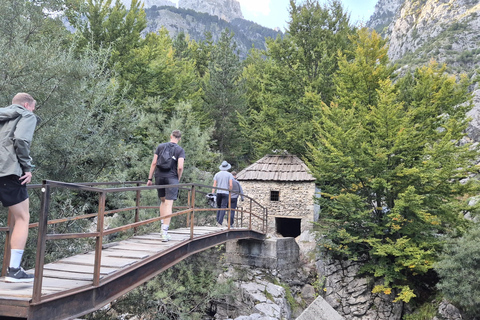 De Tirana: 3 dias de caminhada no lago Koman, Valbona e ThethDe Tirana: excursão de caminhada de 3 dias pelo lago Koman, Valbona e Theth