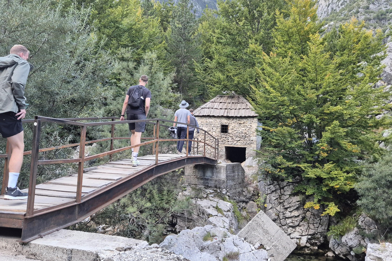 De Tirana: 3 dias de caminhada no lago Koman, Valbona e ThethDe Tirana: excursão de caminhada de 3 dias pelo lago Koman, Valbona e Theth